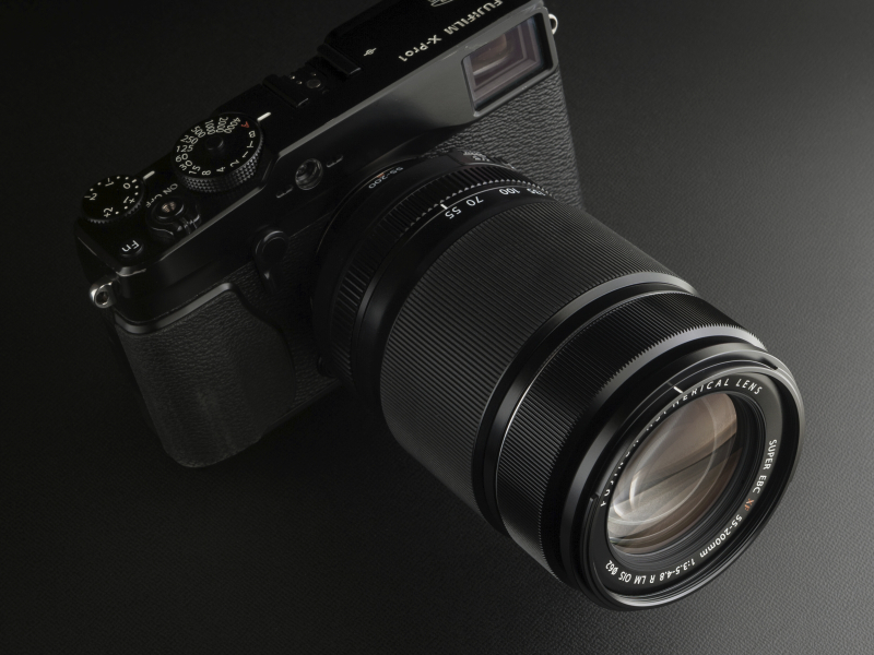 FUJIFILM X-Pro1との組み合わせ。発売は5月。実勢価格は6万9,800円前後。