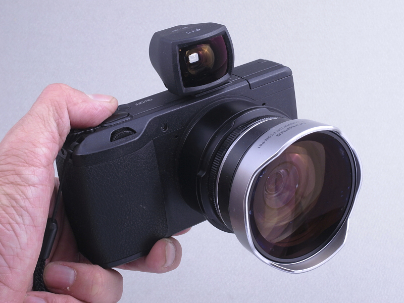 新発売となったリコーGRには専用ワイドコンバージョンレンズ「GW-3」が用意されているが、今回はあえてオリンパスの魚眼コンバーターレンズ「FCON-P01」を改造し装着してみた。画角は「GW-3」装着時を上回る120度となり、セミフィッシュアイならではの個性的な描写が楽しめる。さらにマクロ撮影でも被写界深度がより深くなり、最短撮影距離も短縮され、その効果は高い。カメラとしての形状もコンパクトにまとまって、なかなかオリコーなカメラに仕上がったのではないかと思う（笑）。