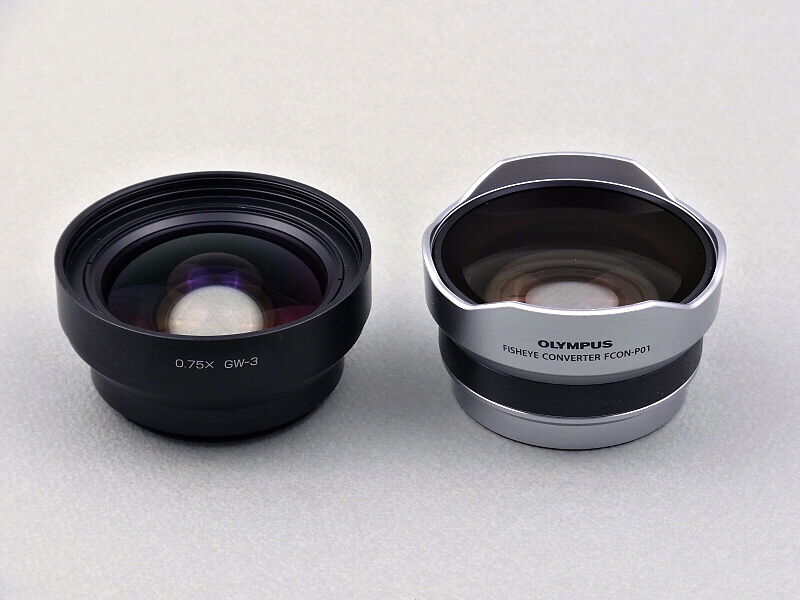GR専用のGW-3は、装着すると28mm相当のマスターレンズが21mm相当（画角92度）の超広角レンズになる。これに対し、FCON-P01はマイクロフォーサーズレンズ「M.ZUIKO DIGITAL 14-42mm F3.5-5.6 II」と「同II R」専用で、装着するとマスターレンズの28mm相当のワイド端で、画角120度のセミ魚眼レンズとなる。ちなみに「GW-3」は金属鏡筒でずっしりと重く、FCON-P01はプラスティック鏡筒のため軽い。