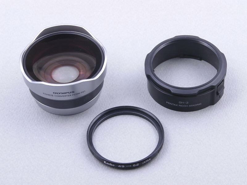 そこで、49→52mm径のステップアップリング（中）を用意して、これを仲介してFCON-P01をGH-3に装着する作戦を考えてみる。