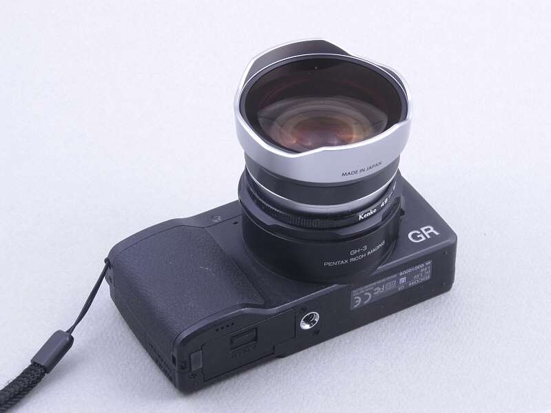 各パーツを接着せずに仮に組みあわせてみると、こんな姿になる。この状態でまずはテスト撮影をする。