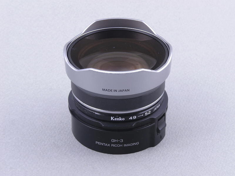 FCON-P01をステップアップリングに接着し、フード&amp;アダプターGH-3に装着する。このとき、花形フードの角度がまっすぐになるように、位置決めする。これでGR用「魚眼コンバーターユニット」が完成する。