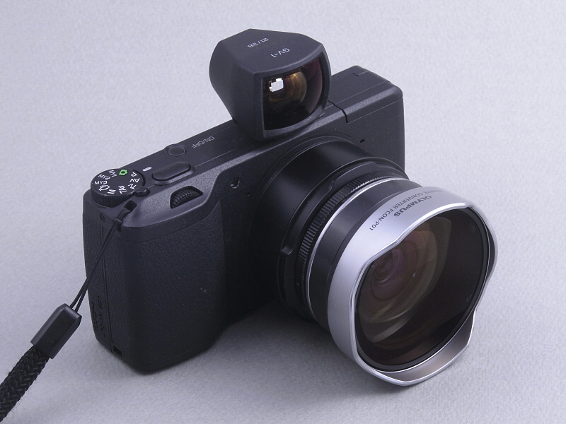 気を取り直して、各パーツをあらためて接着し直して今度こそ本当に完成! ついでに光学ファインダーも装着してみたが、21mm相当のブライトフレーム枠外の視野全体を利用すれば、何とか実用になる。