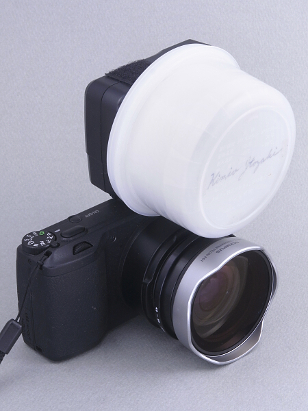 こちらは連載でお馴染みのディフューザー付きストロボを装着した「広角マクロ」バージョン。GW-3装着時より被写界深度が深くなり、同時に最短撮影距離が短縮されるので、マクロ撮影に有利なシステムとなる。