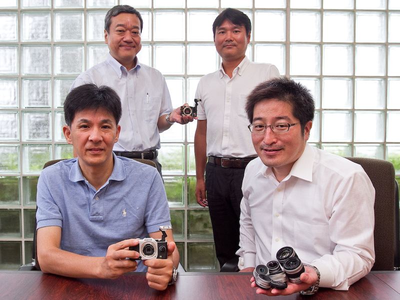 お話を伺ったメンバー。ペンタックスリコーイメージング マーケティング統括部 商品戦略部 商品企画1グループ マネージャーの若代滋氏（前列右、レンズ交換式カメラ全般の商品企画を担当）、同マーケティング統括部 商品戦略部 商品企画1グループの荒井孝氏（後列右、QシリーズとKシリーズの商品企画を担当）、同開発統括部 第2開発部 部長の小迫幸聖氏（前列左、ボディのメカ設計のまとめを担当）、同開発統括部 第1開発部 マネージャーの平井勇氏（後列左、画質設計を担当）。