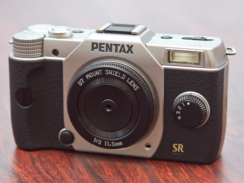 07 MOUNT SHIELD LENSを装着したPENTAX Q7
