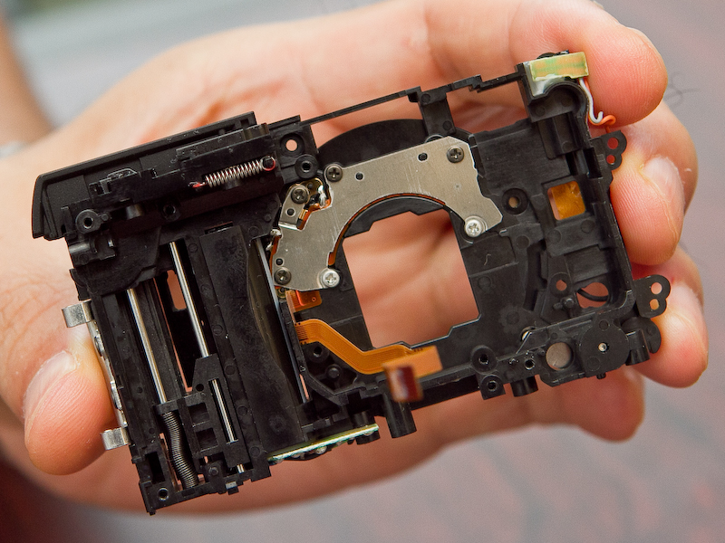 背面側から見たシャーシ。