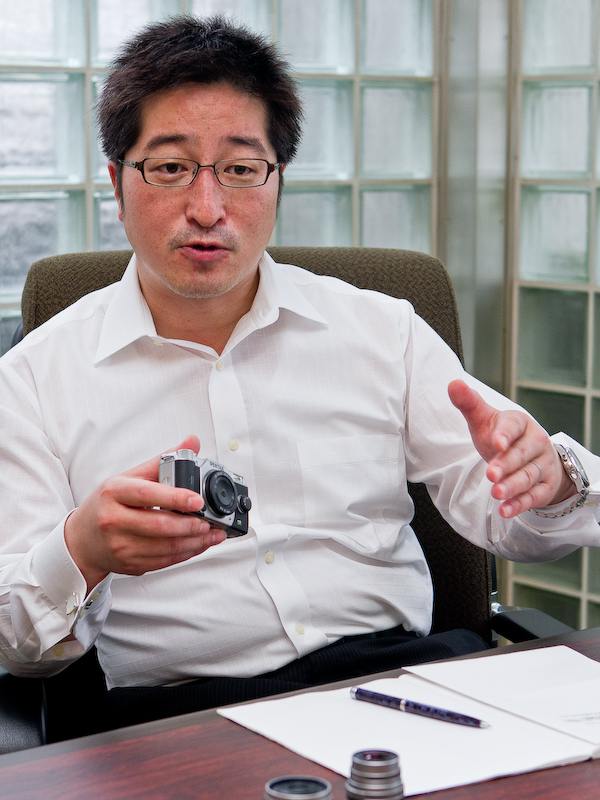 若代滋氏（レンズ交換式カメラ全般の商品企画を担当）