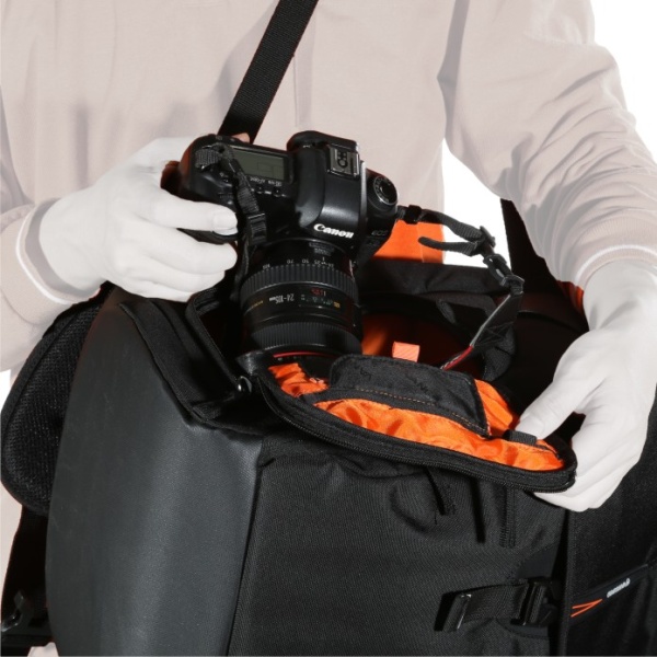 側面から機材にアクセス可能