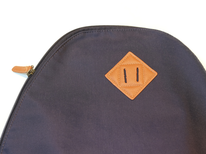 左が第1弾、右がが改良された第2弾です（以下同）。ジッパーがシングルからダブルに変更され、引手やブタ鼻が合皮から本革に変更。ダブルジッパーで機能性が向上し、より使いやすくなりました。目立つブタ鼻には本革を使いたいというミーナの想いがあったそうです。