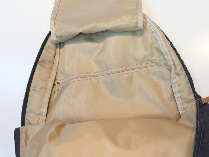 反対に吊りポケットの裏にあるインナーポケットは、出し入れのやすさを重視してジッパーを取りました。吊りポケットがフタの役割をするからです。第1弾でもインナーポケットにA4ファイルを入れることができ、「A4ファイルが入るのはとてもいい！」という感想が多かったそうです。