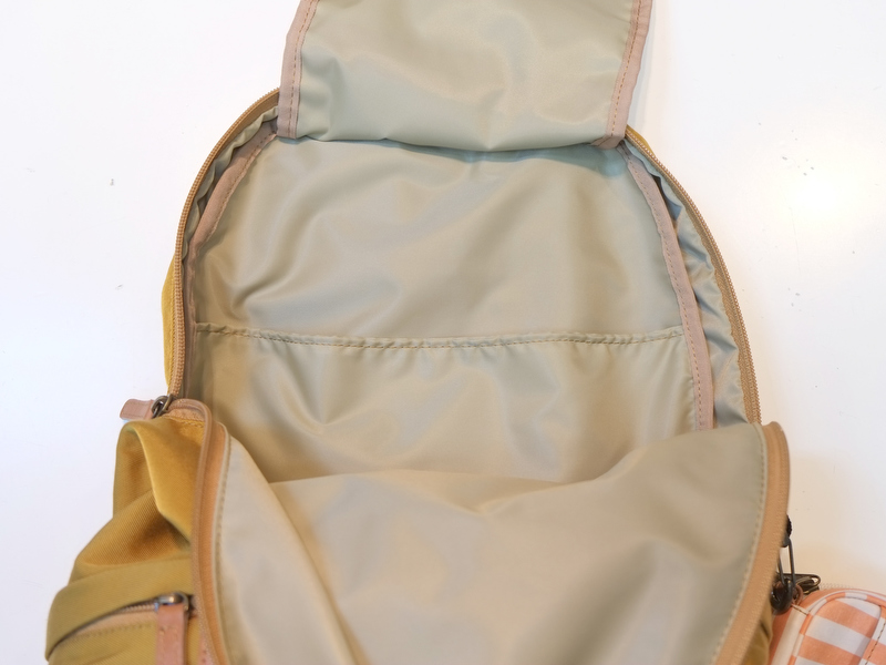 反対に吊りポケットの裏にあるインナーポケットは、出し入れのやすさを重視してジッパーを取りました。吊りポケットがフタの役割をするからです。第1弾でもインナーポケットにA4ファイルを入れることができ、「A4ファイルが入るのはとてもいい！」という感想が多かったそうです。