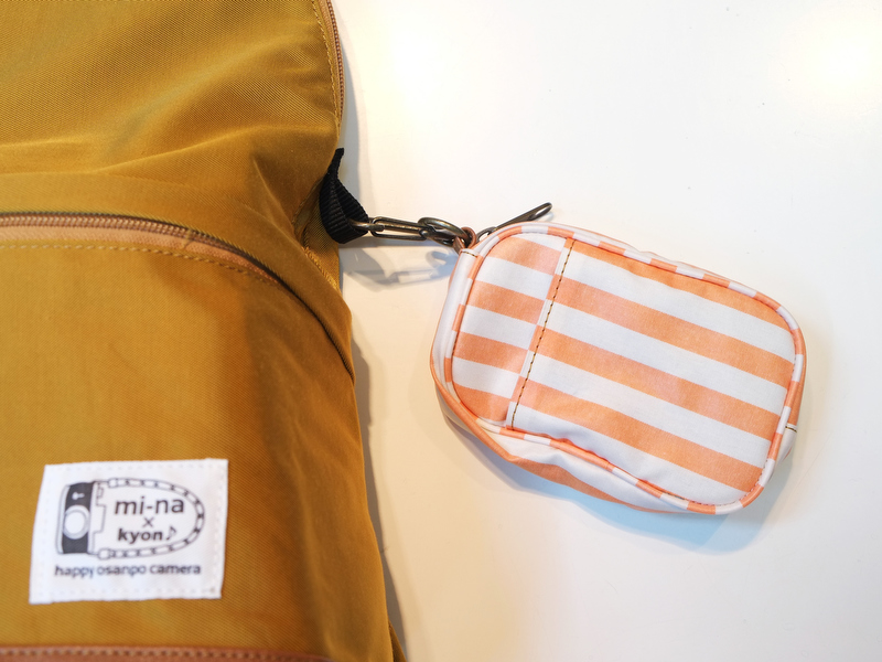 付属のミニポーチは、「ジャバラのゴムが伸びてブラブラするのが気になる」という意見からカラビナに変更。カラビナの取り付け位置を変えることで、用途が広がるようになりました。