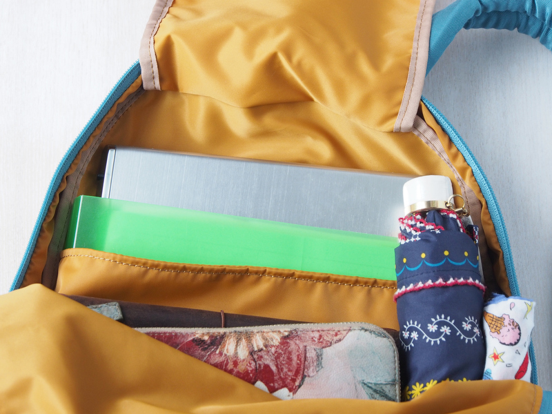 二層式で使ってもインナーポケットに11インチのノートパソコンと約1㎝のA4バインダーが収納できます。上のお部屋に財布や、名刺入れ、手帳、折り畳み傘を入れてもまだ余裕がありました。