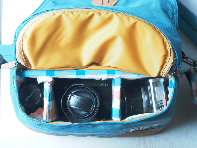 下のお部屋は、付属ポーチと同じ柄でできた仕切り付きのふわふわバッグ in バッグ。カメラを持ち歩かないときは、バッグ in バッグを取り出して一層式のリュックにすることも。また、バッグ in バッグを自分のカバンに入れて使ってもOK。