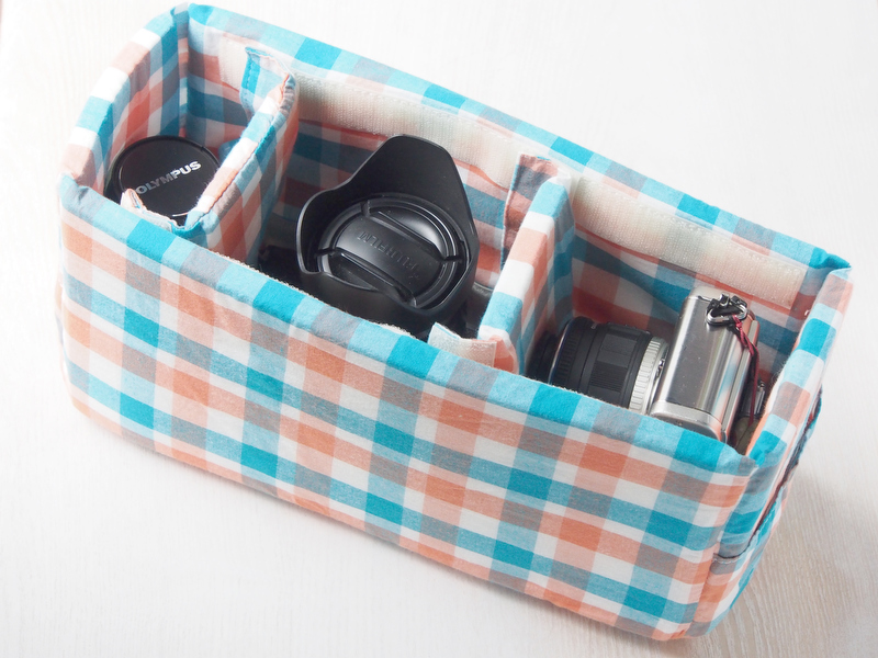 リュックから取り出した柄がかわいいバッグ in バッグ。FUJIFILM X-E1、OLYMPUS PEN E-P1、交換レンズ1本を収納してみました。たくさん入れても型崩れしません。