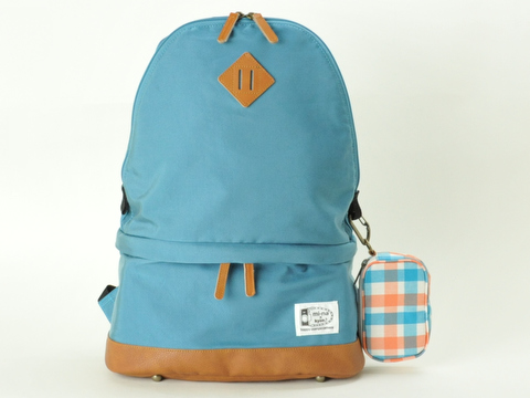 今回ブルーのリュックをお借りすることができました。