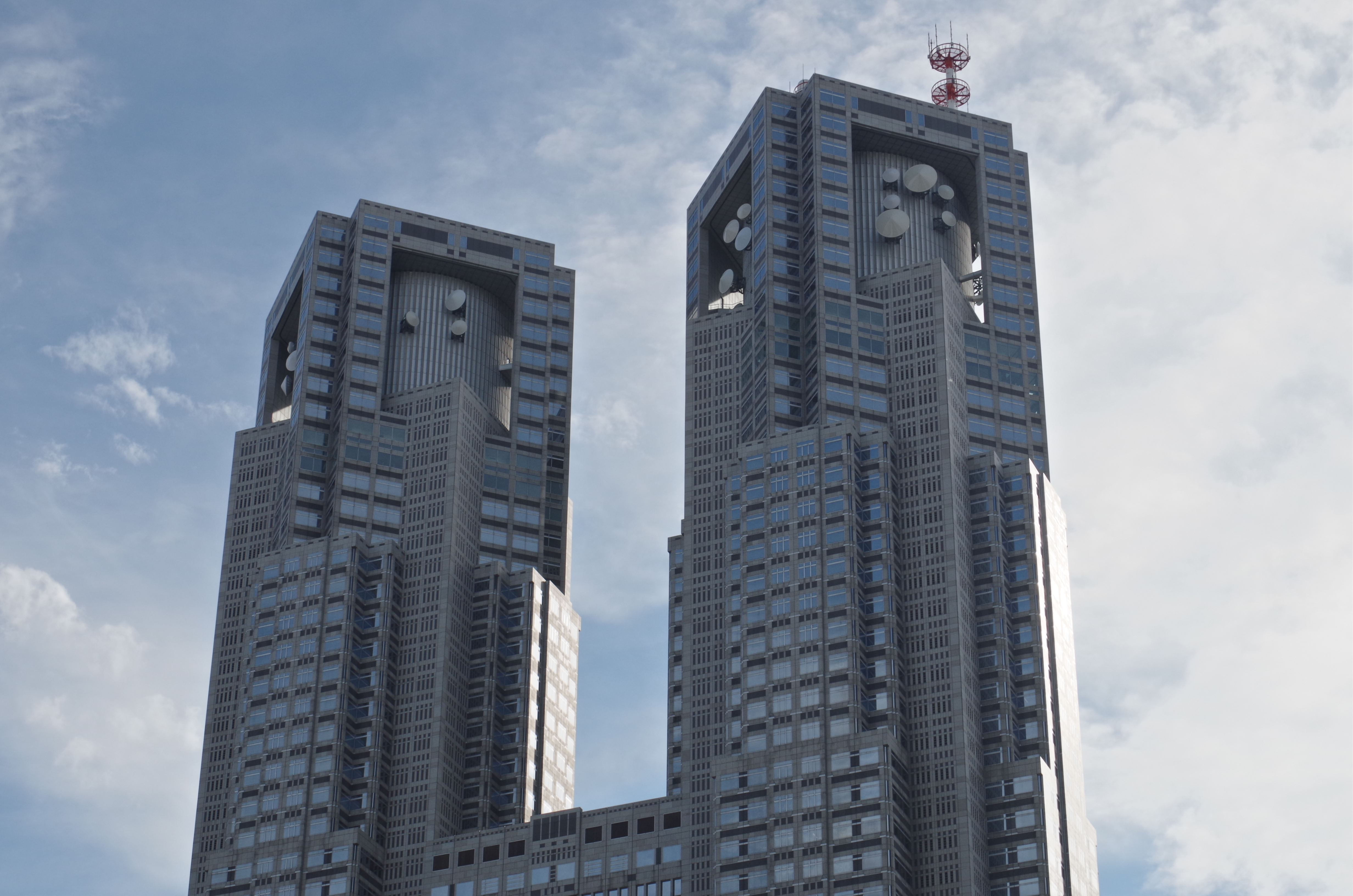 +1EVの補正に加え、HDR AUTOを使用。飛んでいた肩の部分のディテールが見えて来た。シャドウ部のメリハリもわずかに改善されている。DA 17-70mm F4 AL[IF]SDM / WB：マニュアル / 53mm