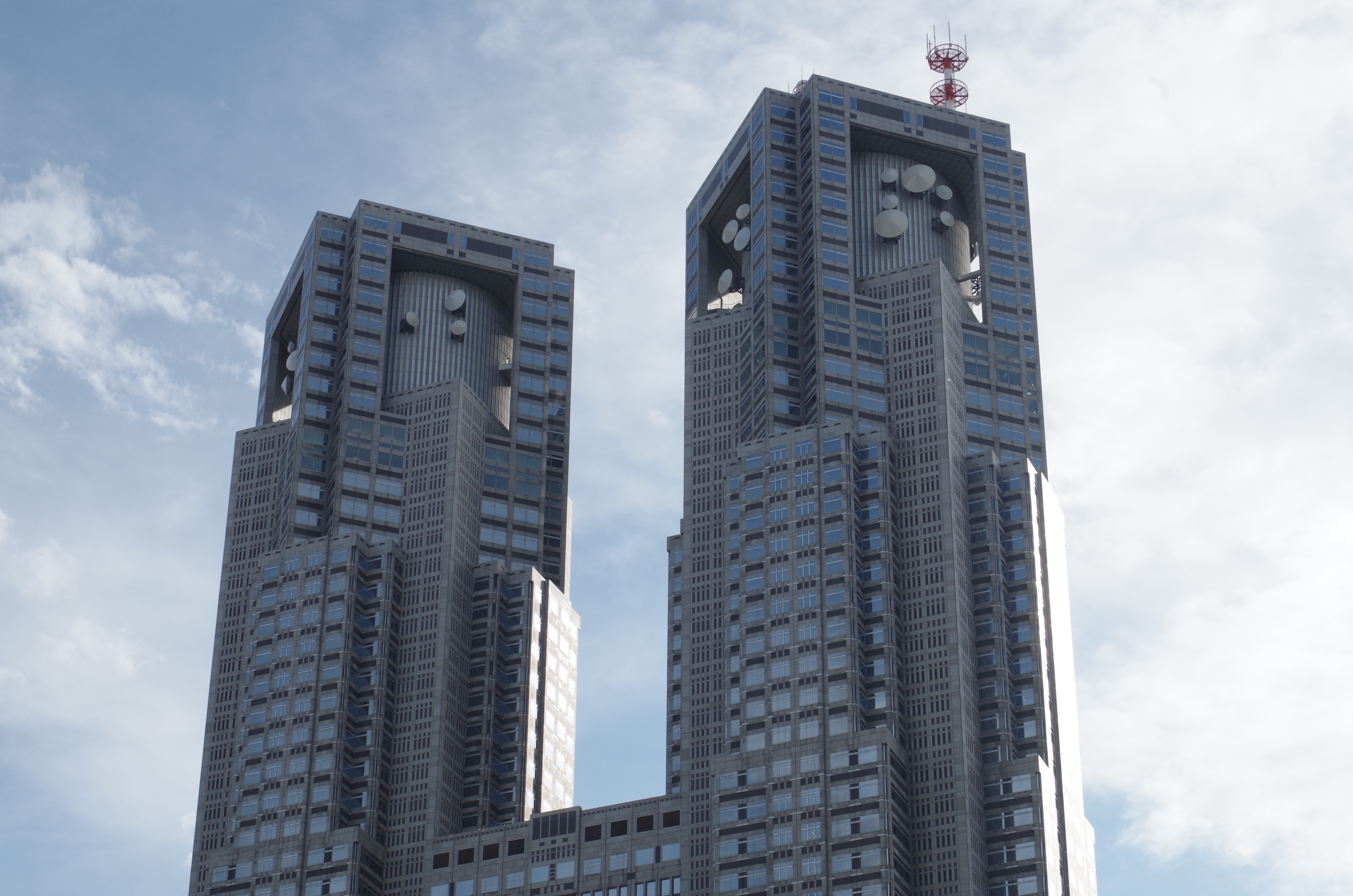 ハイライト補正オン/シャドウ補正オートで撮影。肩の部分の輪廓は融けずに残っているものの、全反射したタワー側面の窓などのディテールは失われている。DA 17-70mm F4 AL[IF]SDM / WB：マニュアル / 53mm