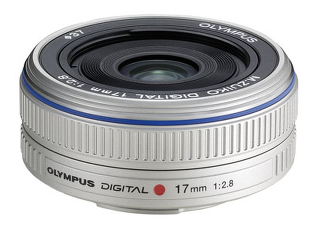 <strong class="">明るいレンズでブレを防ぐ</strong><br class="">明るいレンズを使うと、光を多く取り込めるのでブレにくくなります。水族館の撮影では、M.ZUIKO DIGITAL 17mm F1.8（左）や、M.ZUIKO DIGITAL 17mm F2.8（右）がおすすめとのこと。プチフォトルージュでは、貸出用の交換レンズが用意されていて、明るいレンズを試すこともできました。