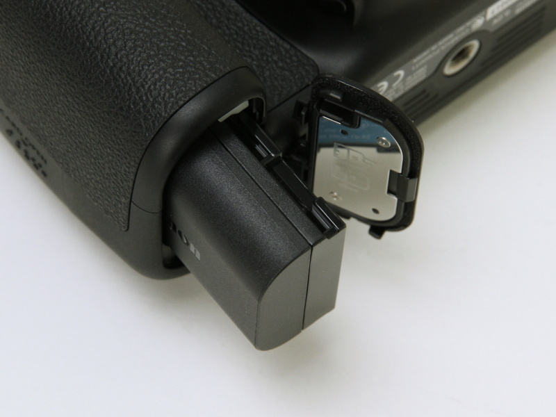 バッテリーはEOS 60Dなどと共通の「LP-E6」