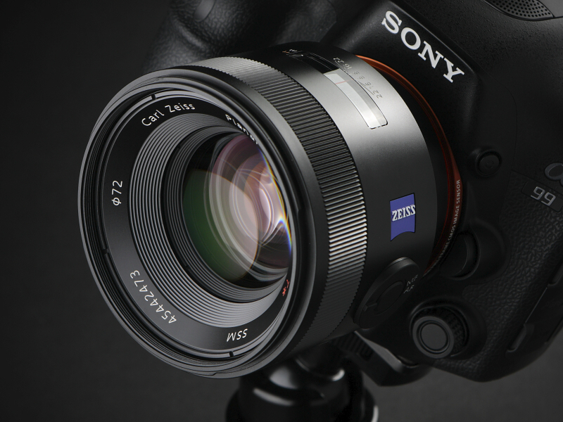 35mmフルサイズ機「α99」との組み合わせ。発売は7月26日。価格は16万4,850円。