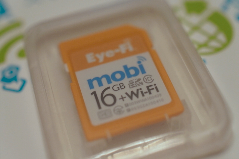 しっかりしたEye-Fi mobiのケースの裏に、10桁の英数字のアクティベーションコードがあります。後で使うことがあるかもしれませんので最初にこれをスマートフォンで撮って記録しておきましょう。