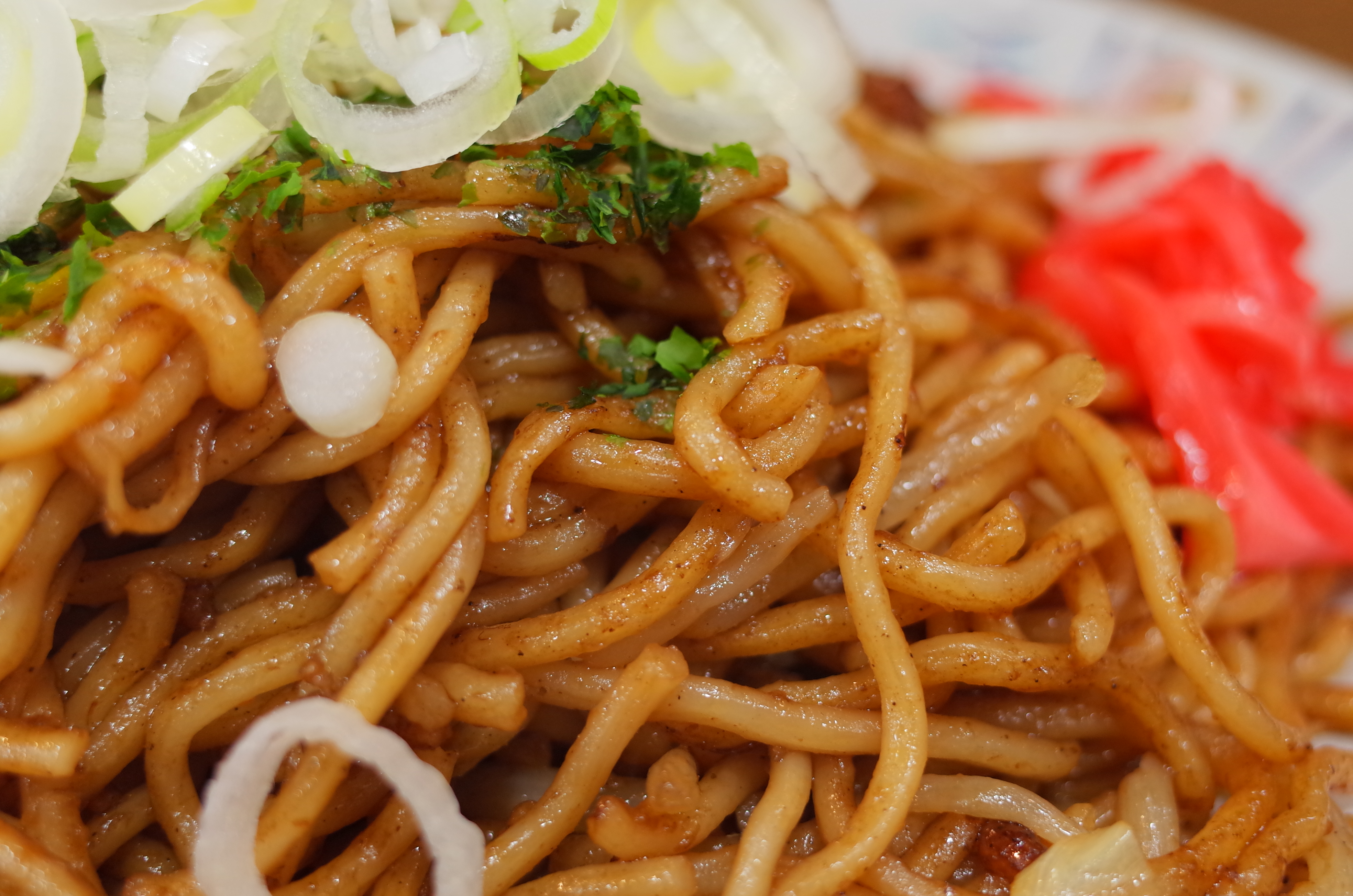 立ち食いそば屋の焼きそば。こういう場所は、そそくさと立ち去ることが是とされるので、時間的な余裕はあまりありませんが、スマートフォンに画像を転送して店名をサーチして、Instagramで一言加えて、さぁ、旅の始まり。1/20秒 / F2.8 / -0.3EV / ISO400 / 絞り優先AE / WB：オート / 18.3mm（35mmクロップ）