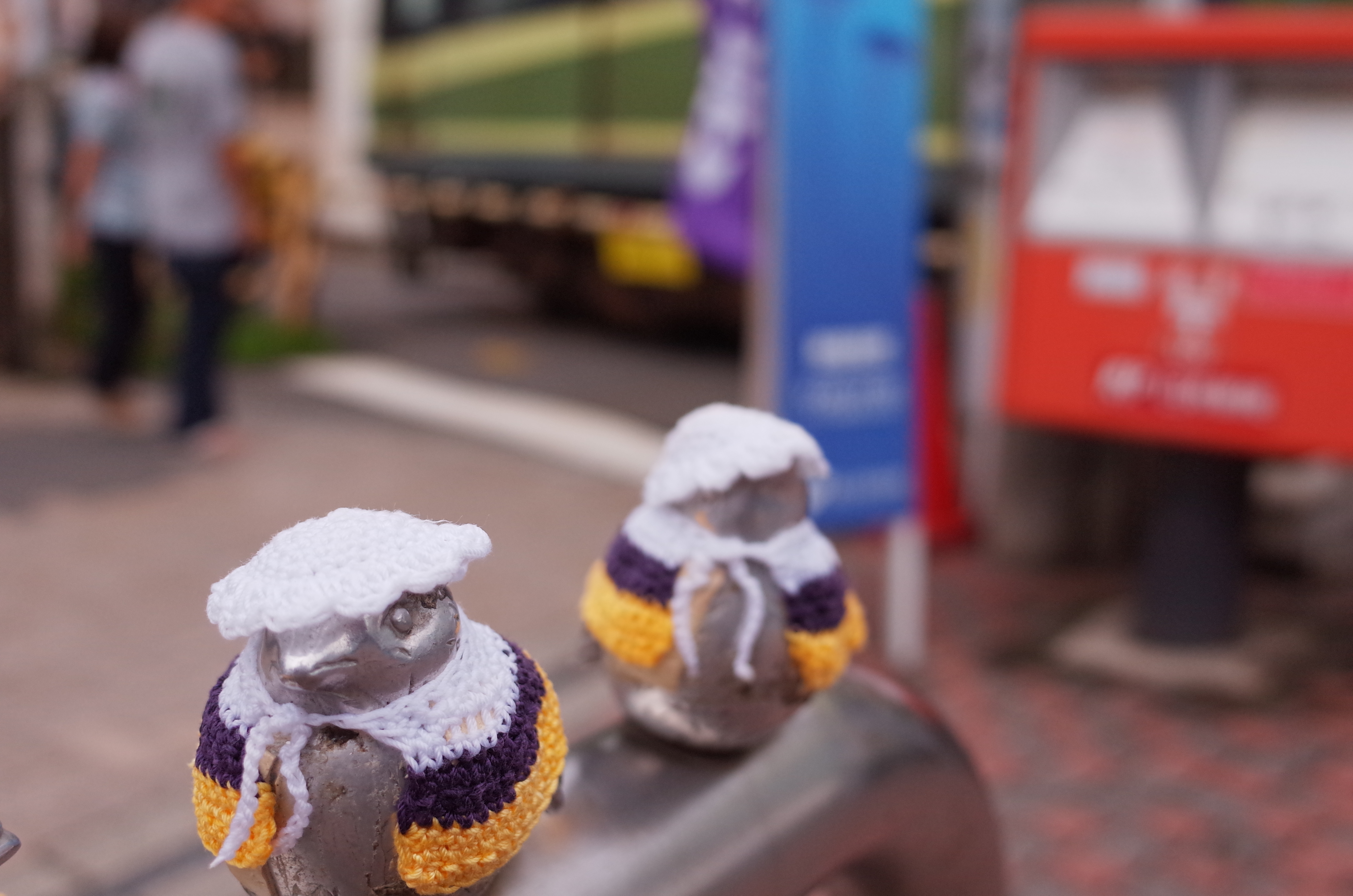 このスズメたち、かなり頻繁に着せ替えられているような気がします。Foursquareだと、「着せ替えスズメ」というキーワードで位置情報とともにタグ付けされています。1/1000秒 / F2.8 / +0.3EV / ISO400 / 絞り優先AE / WB：オート / 18.3mm（35mmクロップ）