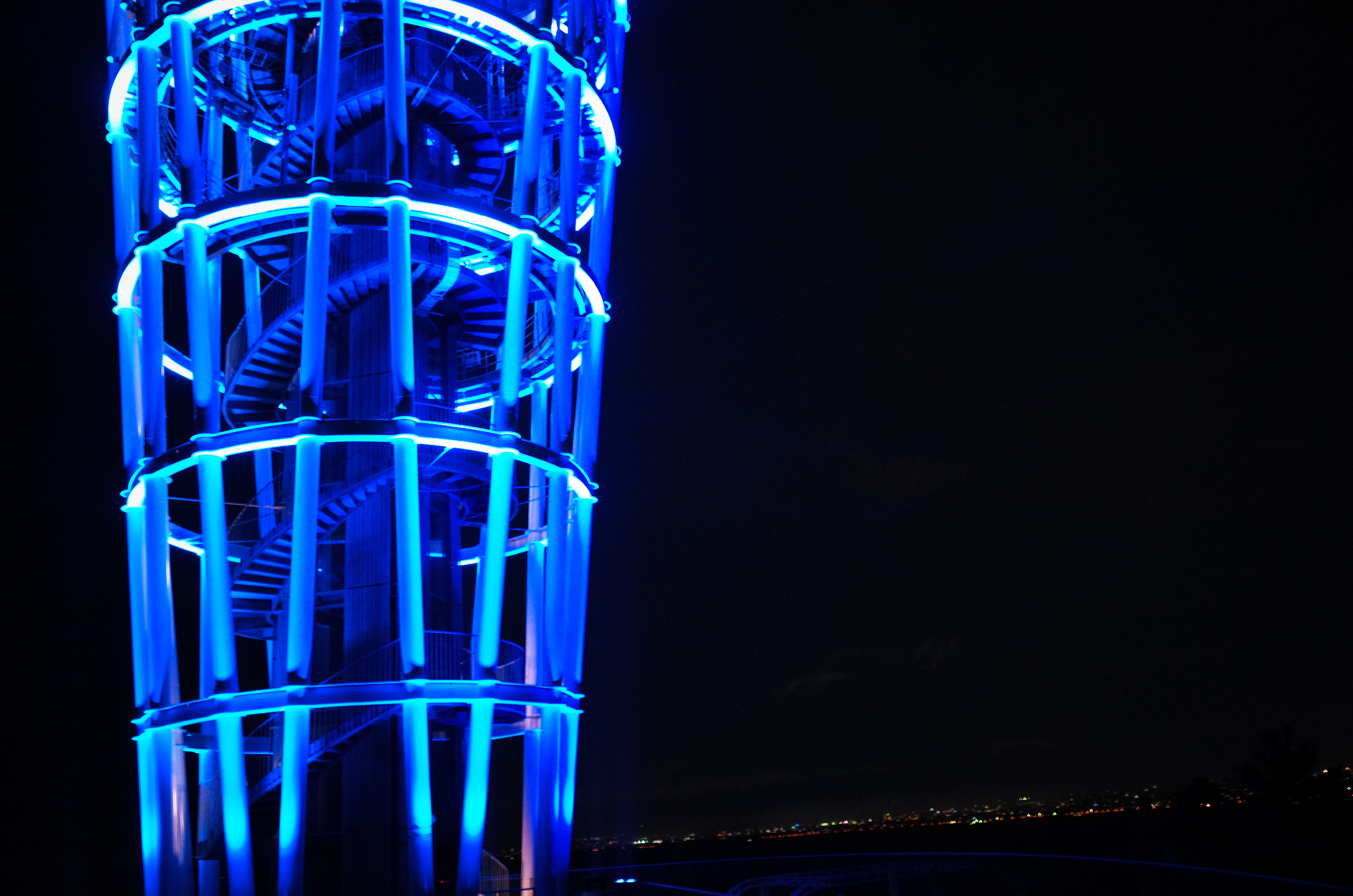 すっかり暗くなって、徒歩で下りてきました。ほとんどまわりに人もいなくなりました。外で、また1枚。1/8秒 / F4 / -1.3EV / ISO2200 / プログラム / WB：オート / 18.3mm