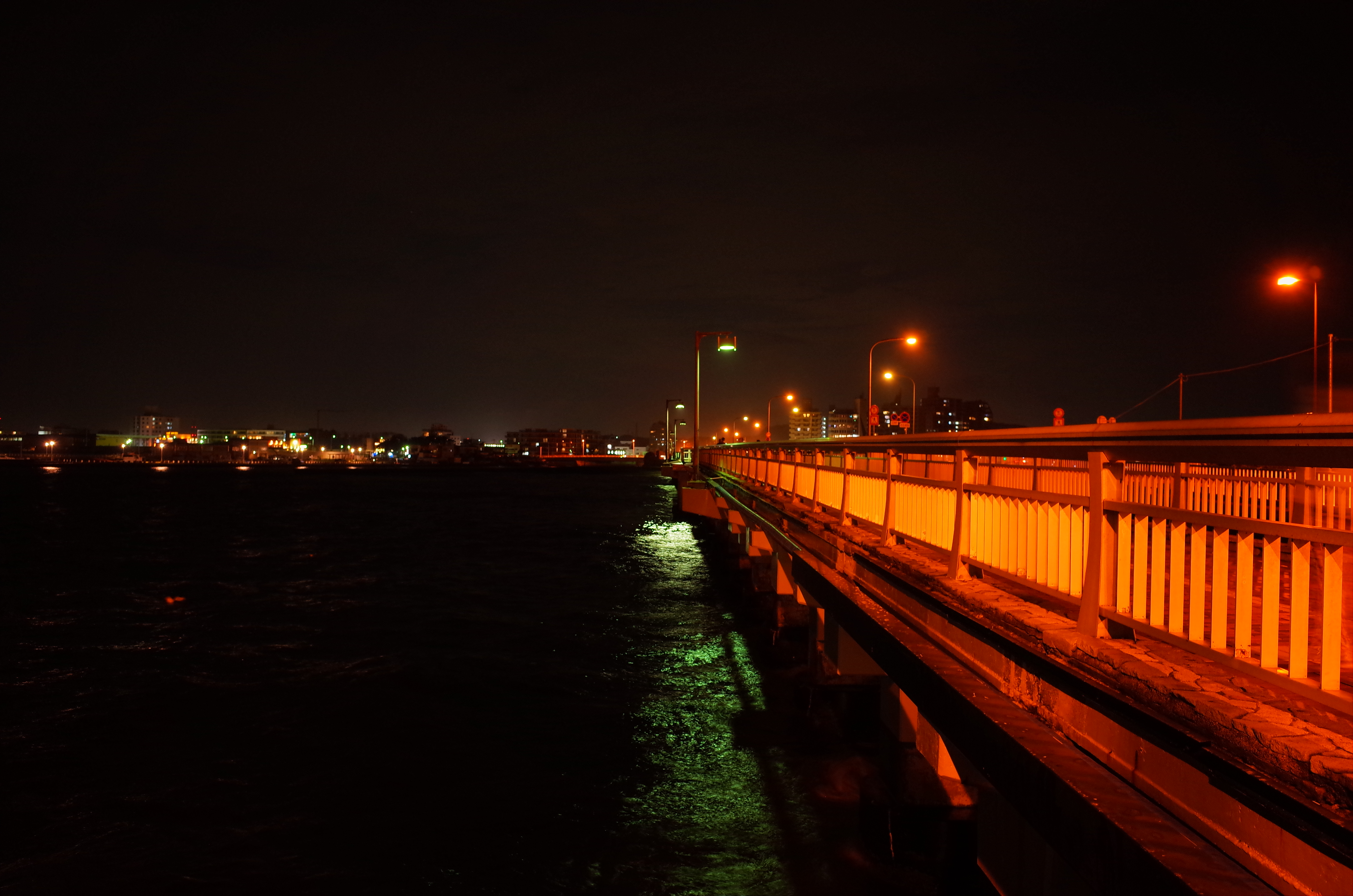 島を結ぶ橋。オレンジの外灯がいい雰囲気です。昼間の喧噪がウソのようです。1/2秒 / F4 / -0.7EV / ISO400 / プログラム / WB：オート / 18.3mm