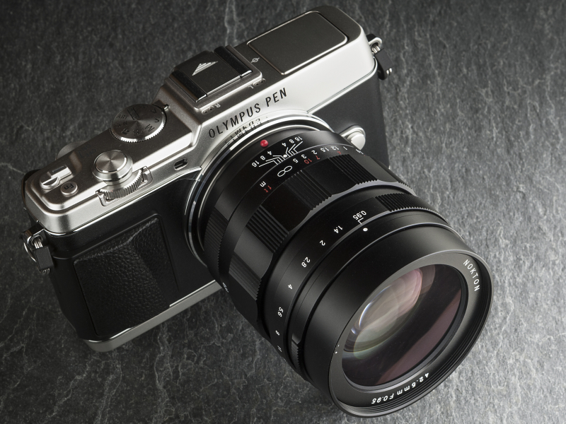 OLYMPUS PEN E-P5との組み合わせ。発売は8月。価格は12万3,900円。