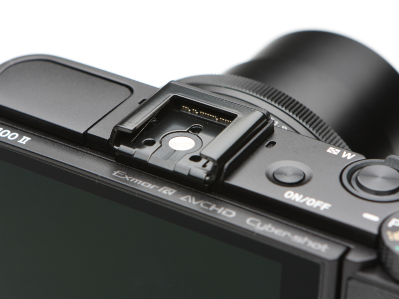 新たに搭載されたマルチインターフェースシュー。奥に信号ピンを備え、オプションの電子ビューファインダー「FDK-EV1MK」、クリップオンストロボ「HVL-F43M」などの装着が可能。