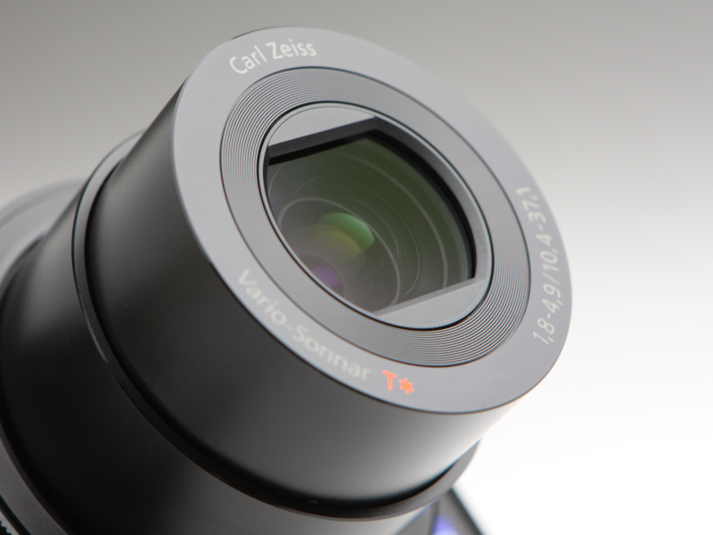 レンズスペックはRX100から変更がない。35mm判換算で28-100mm相当F1.8-4.9。最短撮影距離はワイド端5cm、テレ端55cm（いずれもレンズ先端から）。