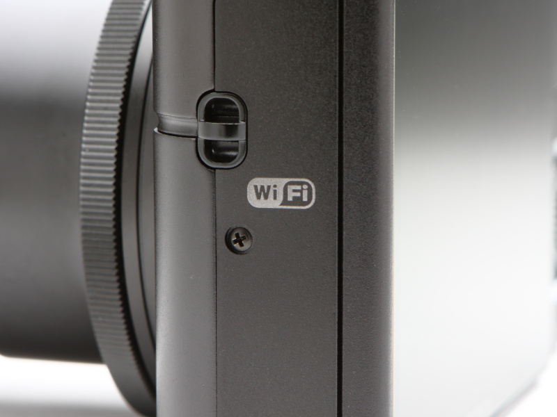 Wi-Fi機能も新たに搭載。RX100M2で撮影したら、すぐにスマートフォンやタブレット端末に送ることができるほか、リモートライブビューでシャッターを切ることもできる。
