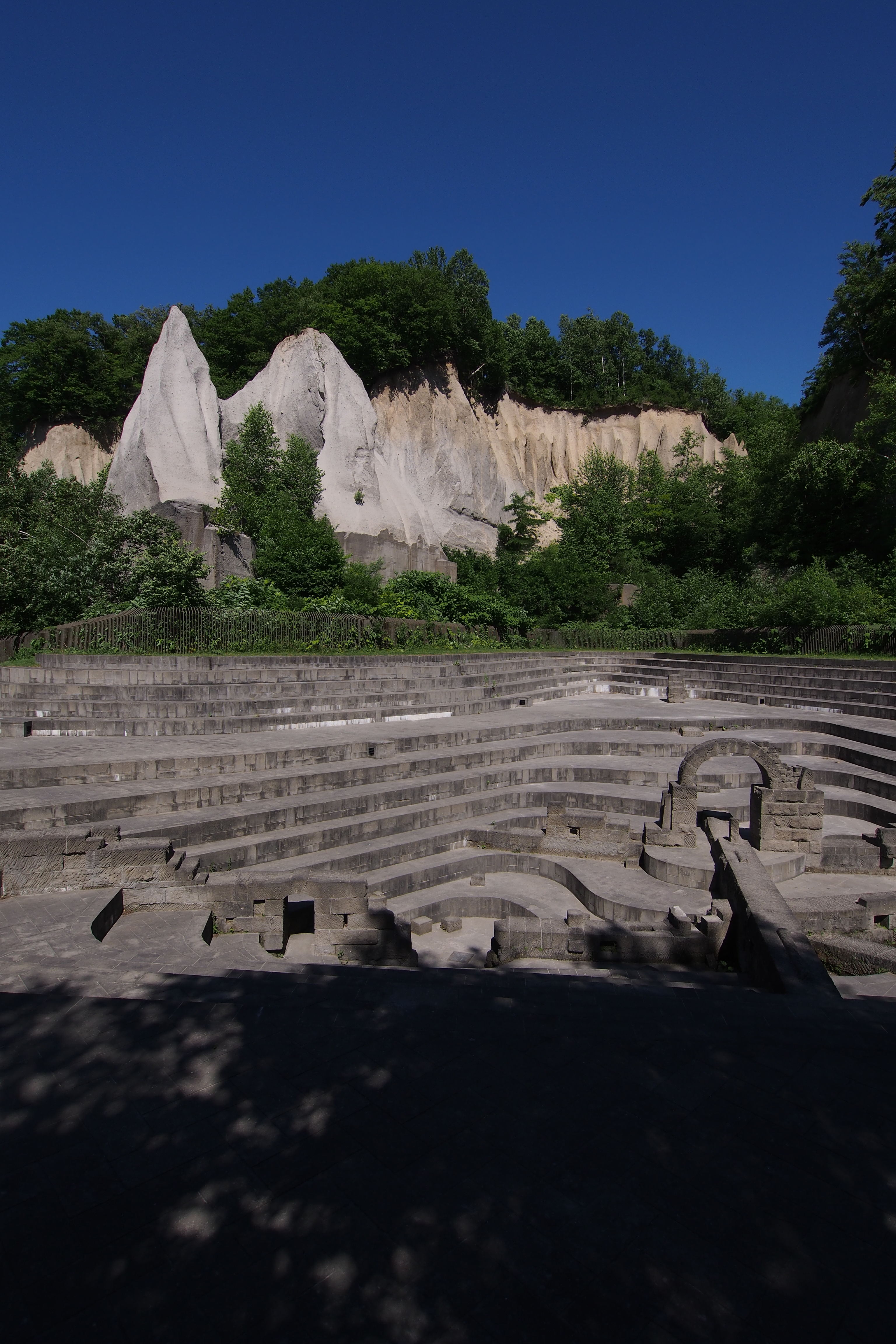 今回は、石山緑地というところに行ってきた。札幌軟石という石材の石切場の跡地を利用した公園で、およそ日本っぽくない景観が楽しめる。M.ZUIKO DIGITAL ED 9-18mm F4-5.6 / 1/1,600秒 / F6.3 / -0.7EV / ISO200 / 絞り優先AE / WB：オート / 9mm