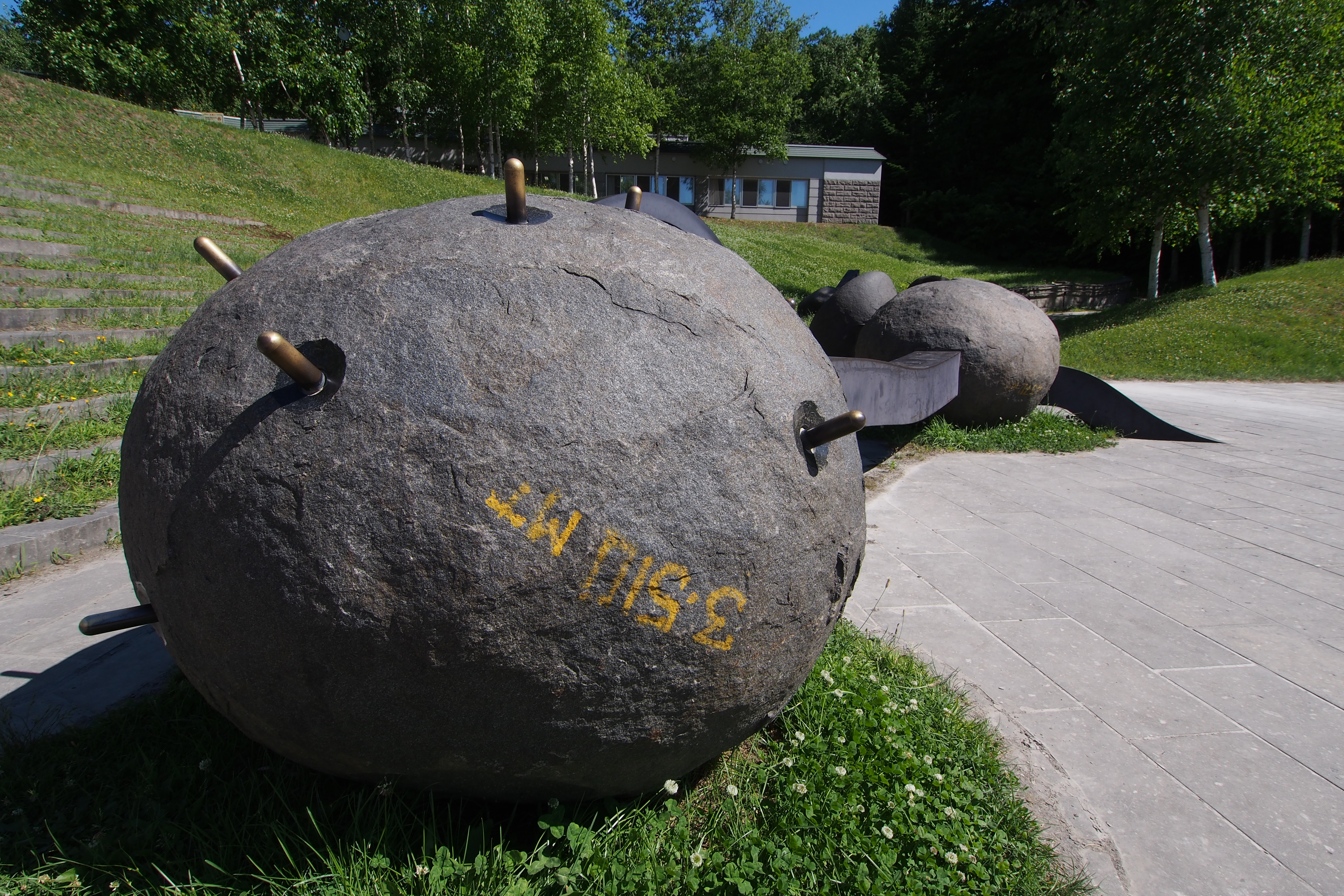 園内にはこんなアートなオブジェもごろごろしていて、超広角じゃないときびしいかったりするので、「M.ZUIKO DIGITAL ED 9-18mm F4-5.6」も使っている。M.ZUIKO DIGITAL ED 9-18mm F4-5.6 / 1/500秒 / F8 / -0.3EV / ISO200 / 絞り優先AE / WB：オート / 9mm