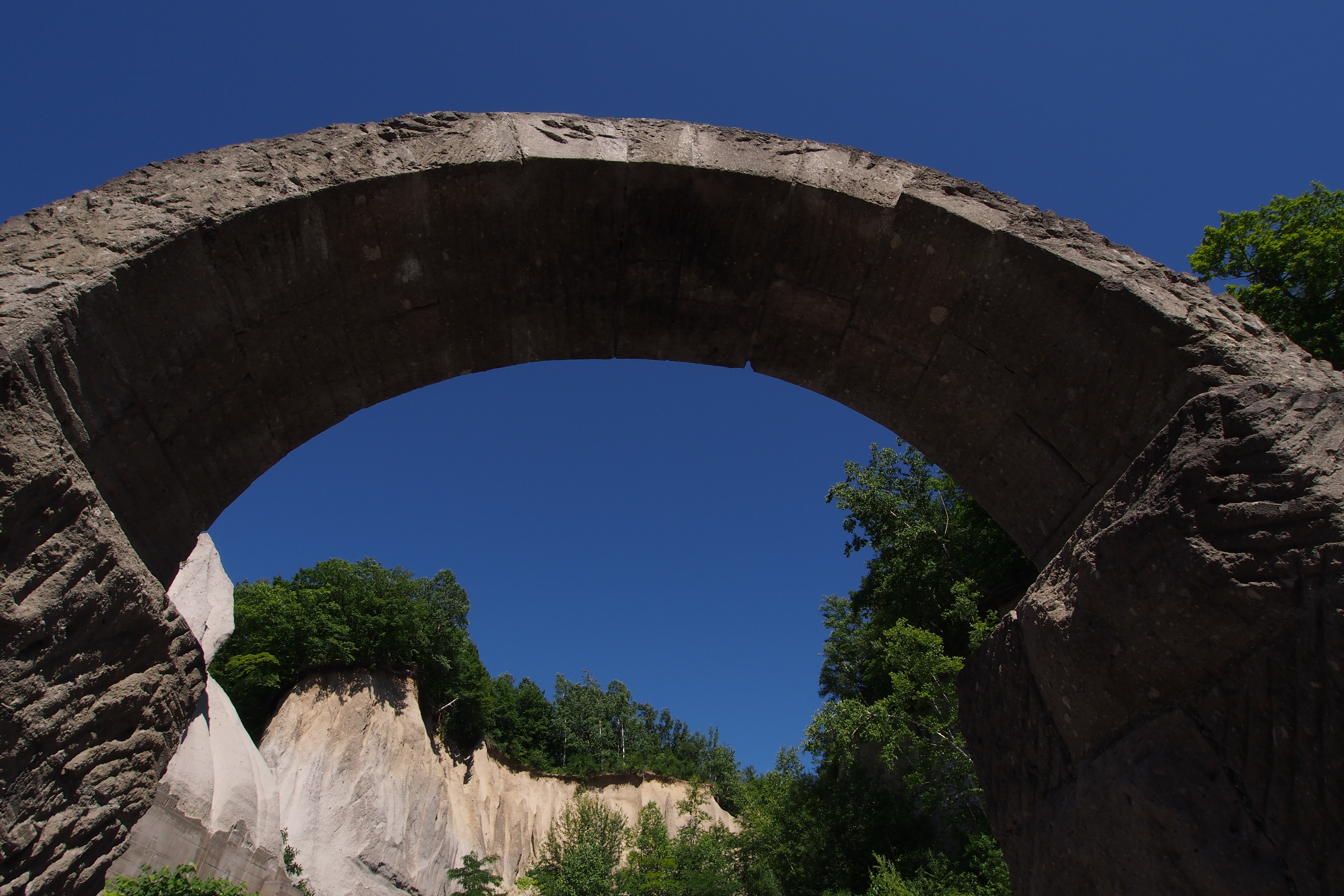 嘘みたいな青空だけど、天気のいい日はおおむねこんな感じ。PLフィルターいらずである。M.ZUIKO DIGITAL ED 9-18mm F4-5.6 / 1/500秒 / F9 / -1.3EV / ISO200 / 絞り優先AE / WB：オート / 9mm