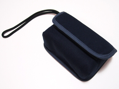 カメラに付属のストラップを付けたまま収納できる