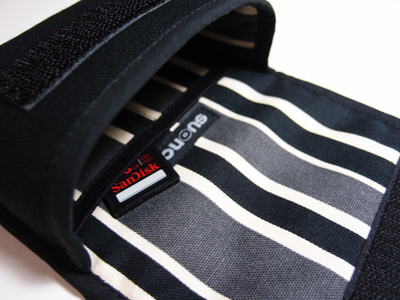 薄手のものを収納できるポケットを装備