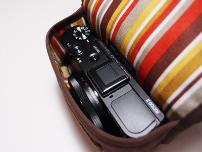 アクセサリーシューの高さを考慮し、RX100用より深い