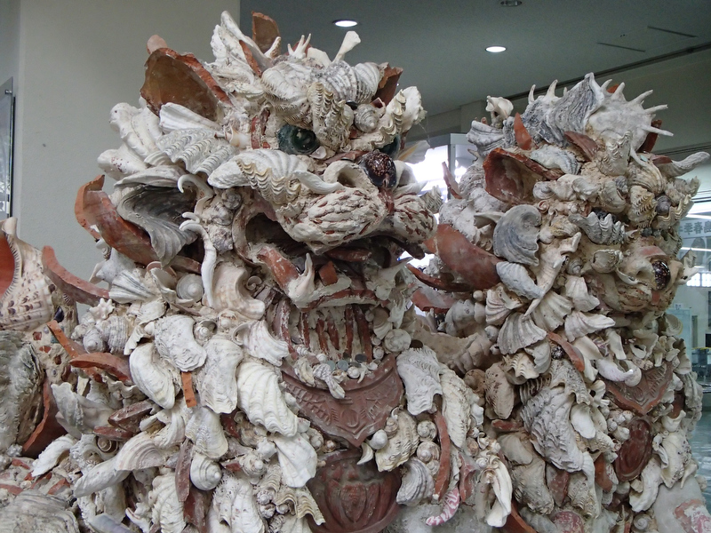 宮古島の空港で私たちをお出迎えしてくれた貝殻でできたシーサー