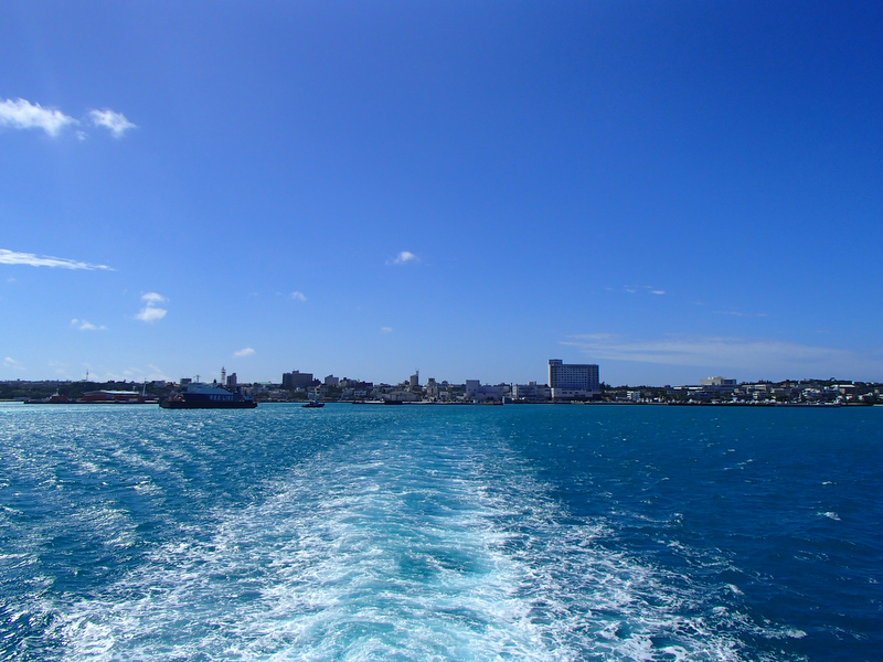 宮古島から伊良部島へ渡るフェリーからパチリ。風景モードで空も海も深みのある色になりました