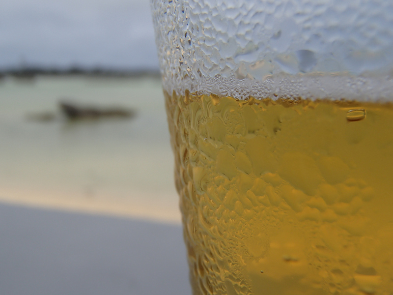 沖縄ならオリオンビールでしょ！　スーパーマクロを使えば涼しげなグラスの水滴を接写することができます
