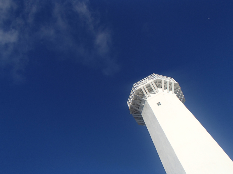 白い展望台が青い空に吸い込まれそうです