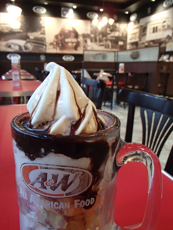 沖縄といえばA&amp;Wですよね！　マグで食べるワッフルサンデーいただきました