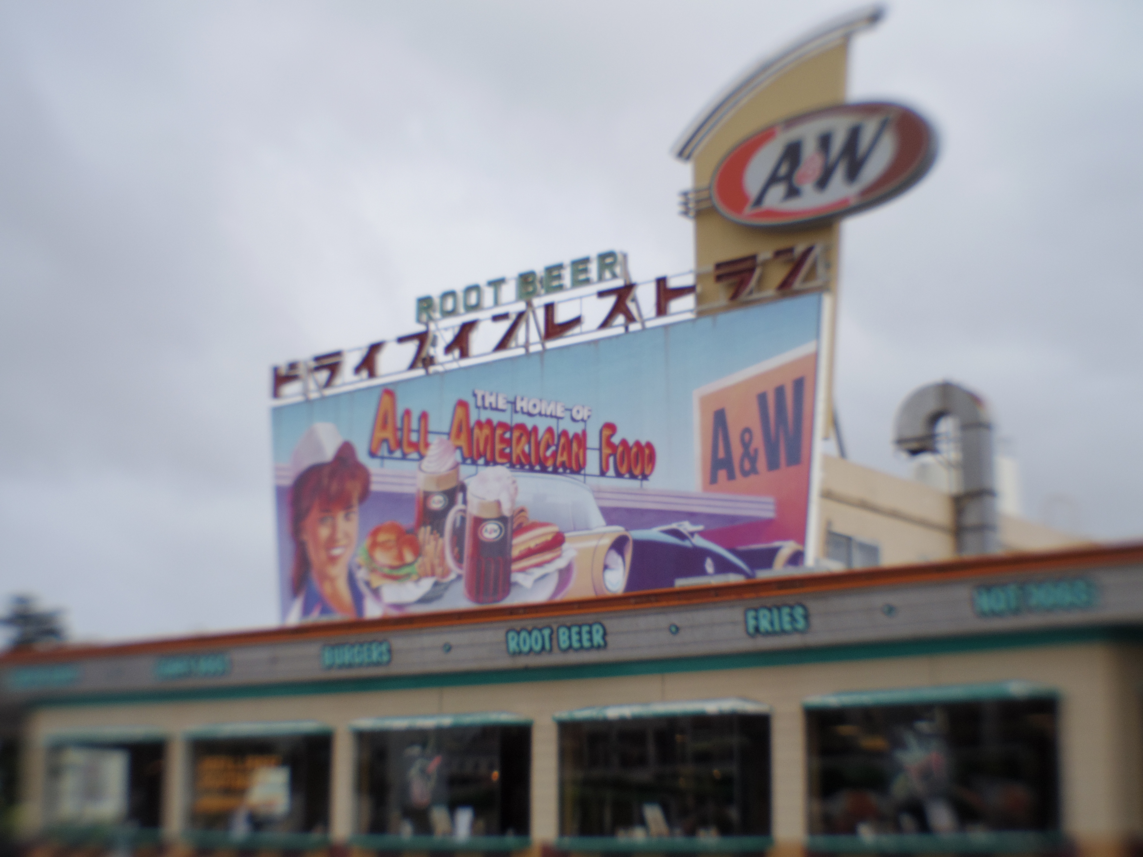 文字のサイドが像流れしている画像をずーっと見ていると……酔うので気を付けて下さい(笑)。07 MOUNT SHIELD LENS / 1/250秒 / F9 / 0EV / ISO200 / 絞り優先AE / WB：オート / 11.5mm