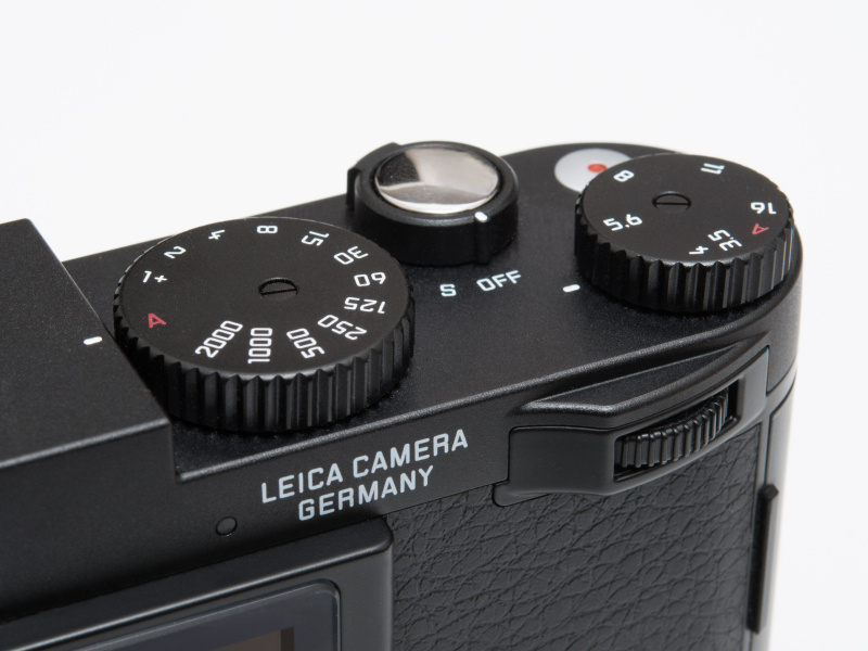 背面にはライカMのようなサムレストを持ち、親指がしっかり掛かる。