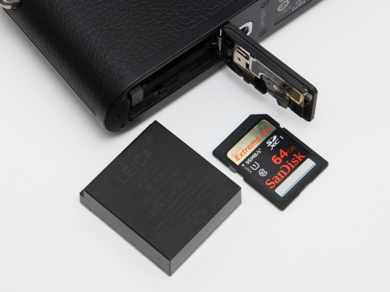 バッテリーはライカX1、ライカX2と共通。またメモリーカードはSDXCに対応している。