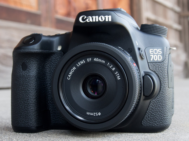 別売のEF 40mm F2.8 STMを装着。パンケーキレンズと呼ばれる薄型レンズとの組み合せは非常にコンパクトとなる。35mm判換算64mm相当という中望遠になるが、被写体を切り取っていくスタイルのスナップ撮影には小気味好い画角だ。